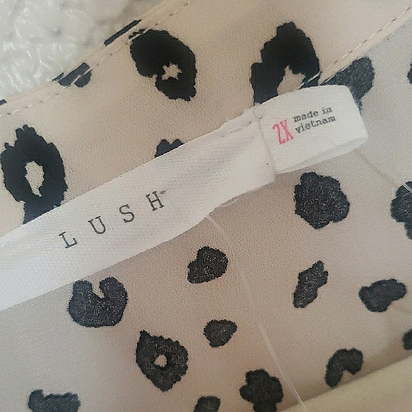 NWT Lush Leopard Print Blouse Button Up V-neck Long Sleeve Black Cream Size 2X - Picture 5 of 13